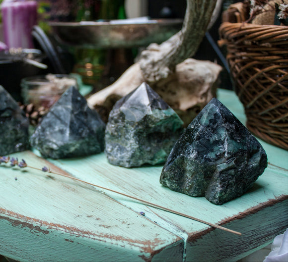 Emerald half point crystal - vibrant green healing crystal with natural patterns, for energy balance